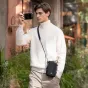 PGYTECH OneGo Casual Crossbody Mobile Bag Space Black spalva su objektyvo valymo audiniu ant peties, idealiai tinka gatvės fotografams ir mobiliesiems kūrėjams