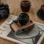 PGYTECH odinis apvalkalas Fujifilm X100VI kameros šokoladinio rudos spalvos su rankiniu siūtu Italijos MASTROTTO oda, preciziškai iškarpytomis detalėmis mygtukams ir mikrofonui, ir aliuminio pagrindu apsaugai bei statyvo suderin