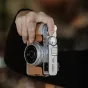 Fujifilm X100VI kamera stilingame PGYTECH Clay Brown odos dėkle su tiksliomis mygtukų iškarpomis ir saugiu aliuminio pagrindu