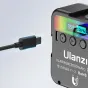 Ulanzi Mini Pocket 49 RGB vaizdo LED šviesa su prijungtu USB-C kabeliu, rodanti ekrane nustatytiną spalvų temperatūrą ir ryškumo nustatymus.