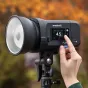 Westcott FJ250 liečiamojo ekrano blykstė, nustatyta į 4,5 galios lygį, montuojama ant stovo studijai ar lauko fotografijai