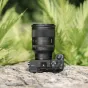 Viltrox AF 35mm F1.2 LAB objektyvas Sony E-mount kameroms, su prijungtu objektyvo gaubtu, dideliu atvėrimu ir ryškia optika profesionalioje kameroje.