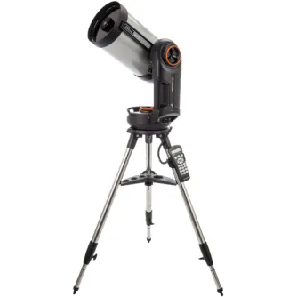 Celestron NexStar Evolution 9.25 Wi-Fi teleskopas su belaidžiu pultu, įkraunamu akumuliatoriumi ir StarPointer radikliu, sumontuotu ant tvirto trikojės.