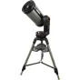 Celestron NexStar Evolution Wi-Fi 9.25 teleskopas su integruota baterija ir belaidžiu valdymu, pastatytas ant tvirtos trikojės su lygio rodikliais ir rankiniais aukščio/azimuto užraktais.