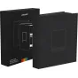 Polaroid Studio kavinės stalo fotografijų albumas su kvadratiniu žiūrėjimo langu juodoje lino viršelio apdailoje, atviras puslapiai su nuotraukų vietomis Polaroid i-Type, 600 ir SX-70 nuotraukoms, pateikiamas su originalia pakuo