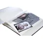 FOCUS Prestige Maxi 500 juodas fotoalbumas su 500 vietų 10x15 cm nuotraukoms, su CD/atminties kortelės kišene, atidarytas, kad parodytų įdėtas nuotraukas ir filmo bilietą.