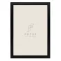 Elegantiška FOCUS Grace juodo 60x80 dydžio nuotraukų rėmas su tikru stiklu, minimalistiškas dizainas moderniems interjerams, su prekės ženklo logo ir tekstu.