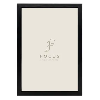 Elegantiška FOCUS Grace juodo 60x80 dydžio nuotraukų rėmas su tikru stiklu, minimalistiškas dizainas moderniems interjerams, su prekės ženklo logo ir tekstu.