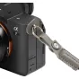 SmallRig Emperor Penguin žvaigždės motyvo kameros diržas, pritvirtintas prie Sony Alpha 7 kameros su paminkštinta apykakle