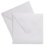Focus baltas kvadratinis vokas 160x160 mm, 120 g, su dalinai atidarytu uždarymo langeliu, atskleidžiančiu vidinę pamušalą, idealiai tinka pakvietimams ir dokumentams