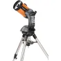 Celestron NexStar SE 4 teleskopas ant tvirto trikojį, su oranžine vamzdžiu, juodu valdymo pultu su skaitmeniniu ekranu ir integruota žibintuvėliu, paruoštas naudoti be papildomų priedų.