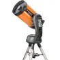 Celestron NexStar SE 4 teleskopas, sumontuotas ant tvirto trikampio, su skaitmeniniu valdymo pultu ir oranžine optine vamzdžiu, skirtas patogiam žvaigždžių stebėjimui ir dangaus objektų sekimui.