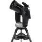 Celestron CPC 925 GPS SCT teleskopas, sumontuotas ant tvirto trikampio, su dvigubu šakos tvirtinimu, rankiniu valdymu ir ieškikliu, sukurtas patogiam ir kompiuterizuotam dangaus stebėjimui.