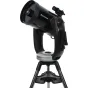 Celestron CPC 925 GPS SCT teleskopas, sumontuotas ant tvirto trikampio, su dideliu pirminiu veidrodžiu, dviguba šakos konstrukcija ir integruota GPS antena patogiam dangaus objektų stebėjimui.