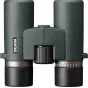 RICOH/PENTAX Pentax AD 7x32 ED žiūronai su centriniu vyriu, objektyvais ir fokusavimo reguliavimo rankenėle tamsiai žalia ir metalizuota sidabrine spalvų schema.
