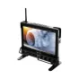 SmallHD Ultra 10 10 colų monitorius, rodantis kamerų vaizdą ant liečiamo ekrano, sumontuotas ant trikojų su matomais valdymo mygtukais ir džojstiku, rodo ekspozicijos nustatymus ir fokusavimo indikatorius, su tvirtu dizainu ir b