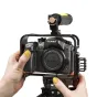 Ikan Cage Kit Panasonic GH4 su viršutiniu rankena ir išoriniu mikrofonu, rodanti saugų kameros montavimą ir be įrankių montavimą
