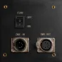 Ikan Lyra 1x2 DMX studijos šviesos prietaiso užpakalinė dalis su DMX įvesties/išvesties jungtimis ir ventilatoriaus valdymo mygtuku tyliam darbui