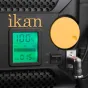 Ikan Lyra 1x2 bi-spalvės studijos šviesos panelė su DMX valdymu, rodanti ekrane 110% šviesos intensyvumą ir 3200K-5600K spalvos temperatūros nustatymą, su pritvirtintu geltonu filtru