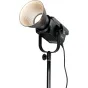 Nanlite FS-150B dviejų spalvų LED šviesos prietaisas su reguliuojama spalvos temperatūra ir aukštu CRI, montuojamas ant tvirto stovo profesionaliam apšvietimui fotografijai ir vaizdo įrašams.