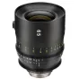 Tokina Vista 65mm T1.5 kinematografinis objektyvas Canon EF monturai su pritvirtintu skydiniu, su aiškiai pažymėtomis fokuso ir apertūros skalėmis priekinėje dalyje