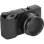 NiSi 49mm objektyvo adapteris ir žiedinių dangtelių rinkinys Ricoh GR IIIx kamerai su objektyvo apsauginiu dangteliu, demonstruojantis adapterio dizainą ir suderinamumą su 49 mm filtrais