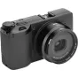 NiSi 49mm objektyvo adaptorius su raudonais ir sidabriniais žiediniais dangteliais Ricoh GR IIIx kamerai – šono adaptoriaus nuotrauka ant objektyvo