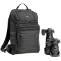 Think Tank DarkLight 20L fotograferių kuprinė su MOLLE panele ir taktiniais diržais, šalia Nikon DSLR kameros ir teleobjektyvo, skirta profesionaliai fotografijos įrangai saugoti