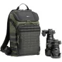 Think Tank DarkLight 20L fotografijos krepšys alyvuogių spalvos su MOLLE panele ir taktiniais diržais, kartu su DSLR kamera, kad būtų parodyta jo talpa fotografijos įrangai.