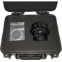 Laowa 15mm T2.1 Zero-D Cine objektyvas atvirame dėkle su matomu priekiniu elementu ir 0.8 mod pavaromis, kartu su užpakalinio objektyvo dangteliu apsauginiame maišelyje