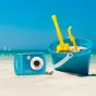 DiFox Aquapix W3027 Wave vandeniui atsparus fotoaparatas ledinis mėlynas spalva smėlio paplūdimyje su smėlio kibiru ir šaukštu