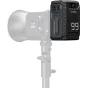 SmallRig 5864 T99 V-Mount baterijos blokas su skaitmeniniu ekranu, daugybe USB-C ir D-Tap išvesties, pritvirtintas prie šviesos stativo profesionaliam vaizdo įrangai