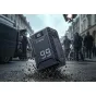 SmallRig T99 V-Mount baterijos blokas ant šlapios gatvės su 100% įkrovos rodmeniu ir modelio numeriu 99, skirtas patikimai lauko filmavimui su dinamišku apšvietimu.
