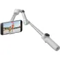 Insta360 Flow 2 Pro AI Tracker stabilizatorius su įmontuotu išmaniuoju telefonu, rodantis AI sekimo funkciją paplūdimyje su išsikišusia selfie lazdele ir magnetiniu užsegimu