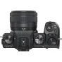 Fujifilm X-S20 be veidrodinė kamera su XC 15-45mm vlogerinio objektyvo, viršuje matomas režimų ratukas, ISO mygtukas ir objektyvo zoom žiedas