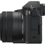 Fujifilm X-S20 be veidrodžio fotoaparatas su XC 15-45mm vlogerinio zoom objektyvu, vaizdas iš užpakalio ir šono, rodantis mikrofoninį įėjimą ir rankenos dizainą