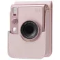Fujifilm Instax Mini Evo fotoaparatas rožinio polisintezinio odos etui, matomas objektyvas ir blykstė priekyje.