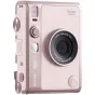 Fujifilm Instax Mini Evo USB-C momentinis fotoaparatas švelnios rožinės spalvos su 28mm objektyvu, matomas priekis ir šoninis vaizdas su objektyvo efektų ratuku ir LCD ekranu