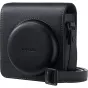 Fujifilm Instax Mini 99 juodas odinis dėklas su įspaustu logotipu ir reguliuojama peties juostele