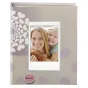 FudžiFilm Instax Mini Dots 80 albumas su gražiu gėlių dizainu ir šypsančia moterimi bei mergaite, apkabinusiomis meškiuką, viduje viršelio