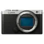 Panasonic Lumix DC-S9 kompaktinė pilnakadrė bešvinu fotoaparatas, priekis su įjungtu elektroniniu vaizdo ieškikliu ir profesionaliomis savybėmis