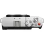 Panasonic Lumix DC-S9 pilnformatė beveikslėnė fotoaparato viršūnė iš užpakalio su valdymo ratais, spustuku ir objektyvo tvirtinimo vieta