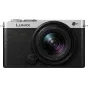 Panasonic Lumix DC-S9 kompakti bezzidinio kamera su 18-40mm objektyvu, juodo ir sidabro dizaine, rodomas priekis su objektyvo detalėmis.