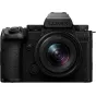 Panasonic Lumix DC-S5 IIX be veidrodinė kamera su 18-40mm objektyvu, priekio vaizdas su kompaktišku pilno kadro dizainu ir pažangia optika