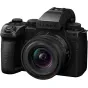 Panasonic Lumix DC-S5 IIX be veidrodinė fotoaparatas su 18-40mm objektyvu, juodas korpusas, priekinis vaizdas, akcentuojantis objektyvą ir valdymo elementus
