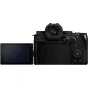Panasonic Lumix DC-S5 IIX beobjektyvinė fotoaparato korpuso užpakalinė ir viršutinė dalis su elektroniniu vaizdo ieškikliu ir valdymo ratukais