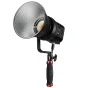 Bresser BR-135RGB 135W COB LED studijos šviesa su reguliuojamu atspindžiu, pritvirtinta prie stovo, priekis, įjungta profesionaliam fotografavimui ir vaizdo įrašymui