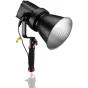 Bresser BR-135RGB 135 W COB LED šviesa su dideliu sidabriniu skylėmis difuzoriumi, pritvirtinta prie statyvinio stovelio profesionaliam fotografavimui ir vaizdo kūrimui