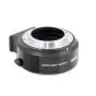 Metabones Leica R į Micro Four Thirds adapteris juodo matinio apdailos su tekstūruotu laikikliu, turintis Leica R-montavimo sriegį ir skirtas Micro Four Thirds kamerų korpusams.