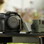 Tilta pusinčiuvė Canon R6 Mark III su baterijos rankena ir priedų tvirtinimo taškais, juoda anoduota aliuminio konstrukcija ir Arca-Swiss suderinama plokštelė